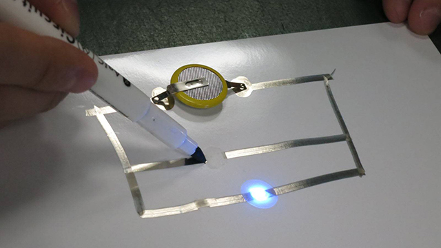 Image - قلم يصدرالكهرباء؟