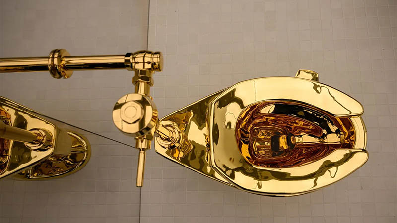 Image - بيع مرحاض ذهبي مقابل 12 1 مليون دولار