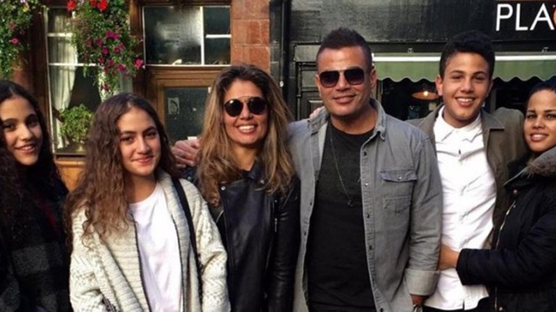 Image -  دبلة  في يد نجل عمرو دياب تُحيّر الجمهور   وهذه حبيبته؟